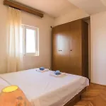 Six-Bedroom Holiday Home In Donje Rastane