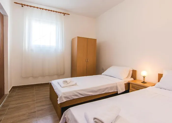 Дом отдыха Six-Bedroom Holiday Home In Donje Rastane *