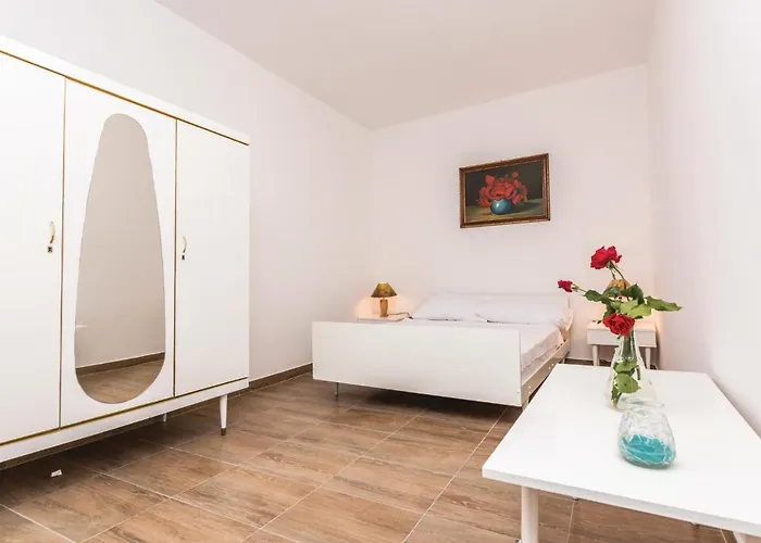 Six-Bedroom Holiday Home In Donje Rastane * Donje Rastane