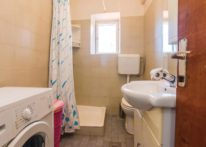 Six-Bedroom Holiday Home In Donje Rastane *