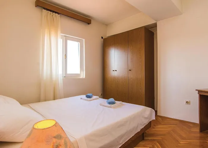 Six-Bedroom Holiday Home In Donje Rastane