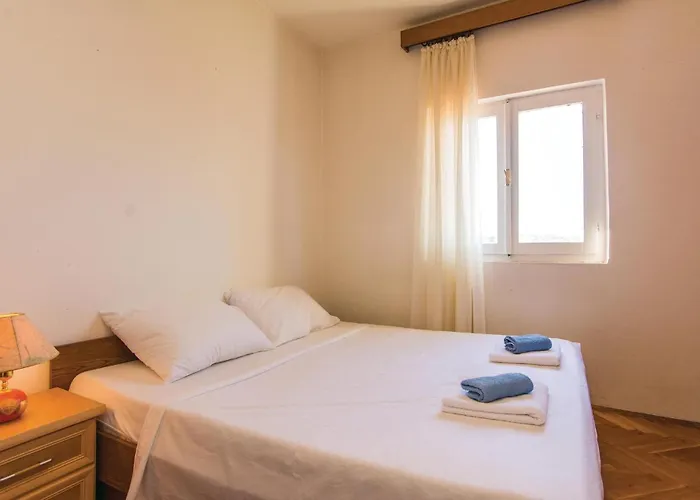 Дом отдыха Six-Bedroom Holiday Home In Donje Rastane