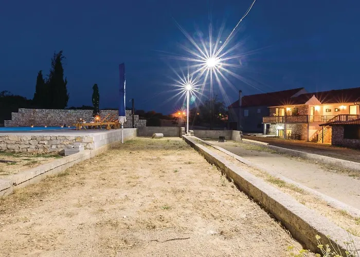 Six-Bedroom Holiday Home In Donje Rastane Дом отдыха *