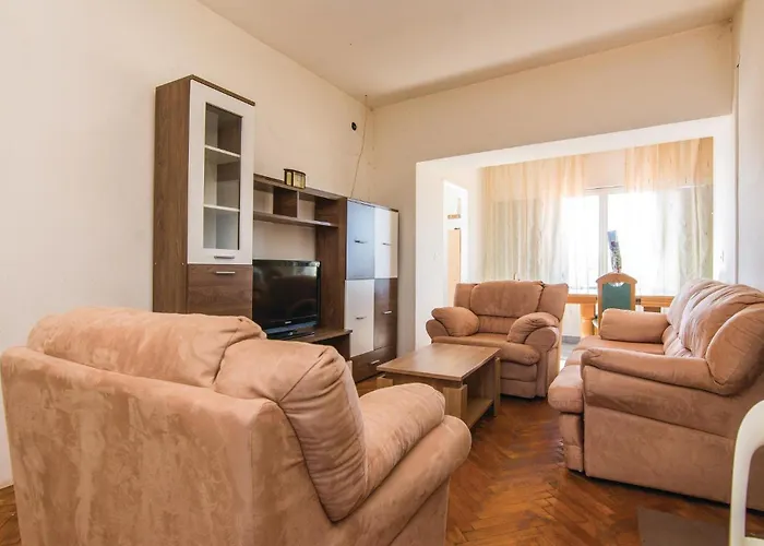 Six-Bedroom Holiday Home In Donje Rastane * Donje Rastane