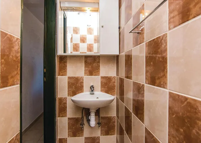 Six-Bedroom Holiday Home In Donje Rastane