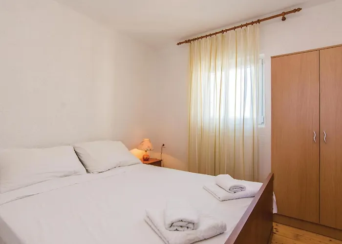 Six-Bedroom Holiday Home In Donje Rastane Дом отдыха