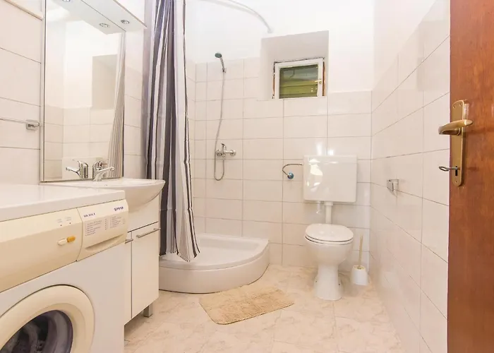 Дом отдыха Six-Bedroom Holiday Home In Donje Rastane