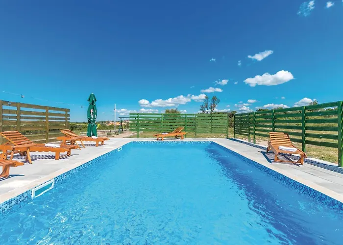 Дом отдыха Six-Bedroom Holiday Home In Donje Rastane *