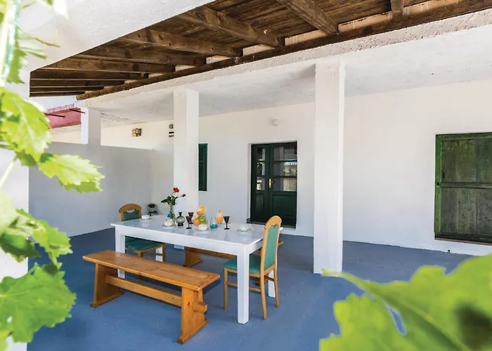 Six-Bedroom Holiday Home In Donje Rastane