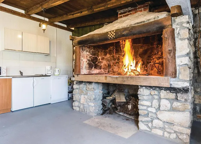 Six-Bedroom Holiday Home In Donje Rastane * Donje Rastane