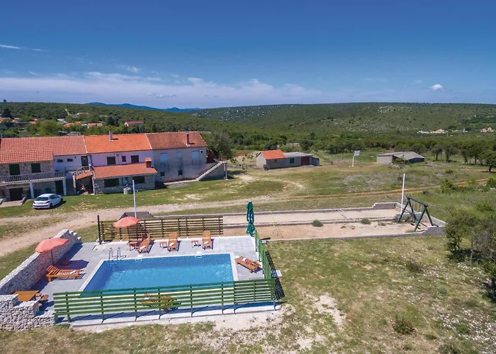 Six-Bedroom Holiday Home In Donje Rastane *