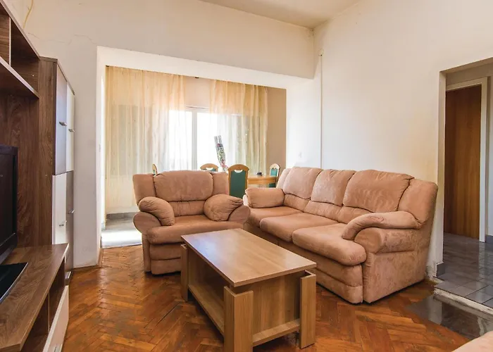 Six-Bedroom Holiday Home In Donje Rastane Дом отдыха *