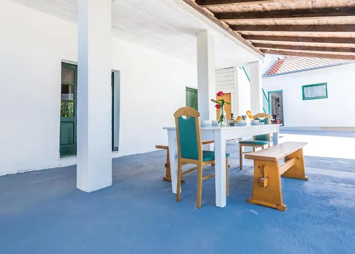 Six-Bedroom Holiday Home In Donje Rastane Дом отдыха *