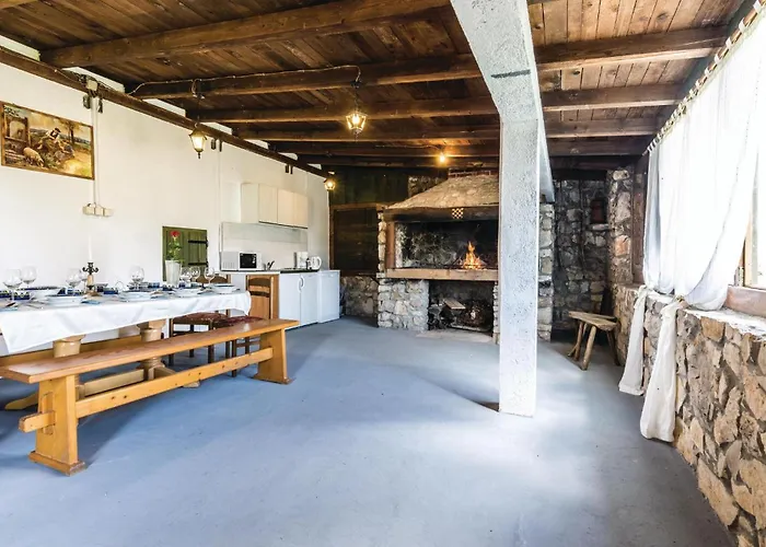 Six-Bedroom Holiday Home In Donje Rastane Donje Rastane