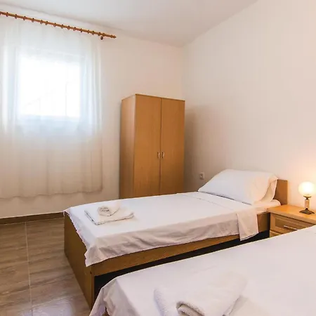 Дом отдыха Six-Bedroom Holiday Home In Donje Rastane *