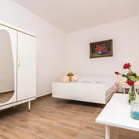 Six-Bedroom Holiday Home In Donje Rastane * Donje Rastane
