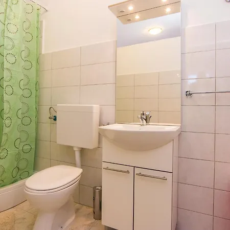 Six-Bedroom Holiday Home In Donje Rastane Дом отдыха *