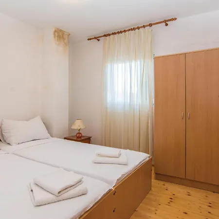 Дом отдыха Six-Bedroom Holiday Home In Donje Rastane *