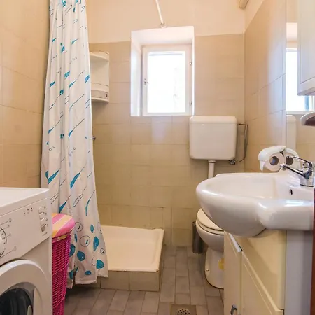 Six-Bedroom Holiday Home In Donje Rastane *