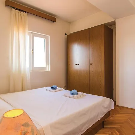 Six-Bedroom Holiday Home In Donje Rastane