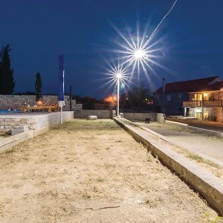 Six-Bedroom Holiday Home In Donje Rastane Holiday home *