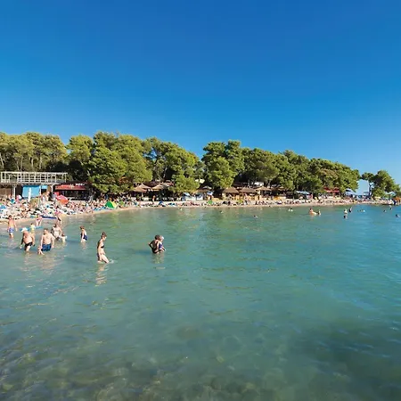 Six-Bedroom Holiday Home In Donje Rastane *