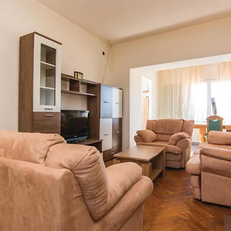 Six-Bedroom Holiday Home In Donje Rastane * Donje Rastane