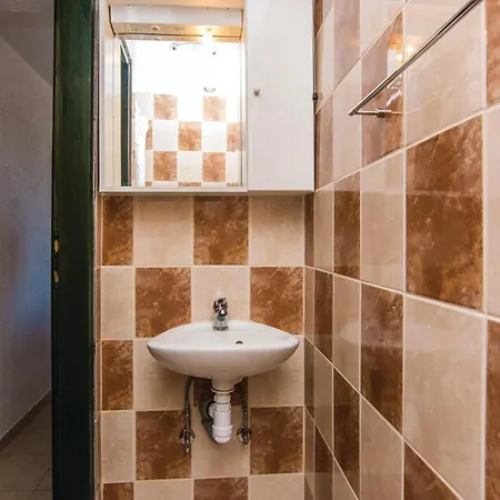 Six-Bedroom Holiday Home In Donje Rastane