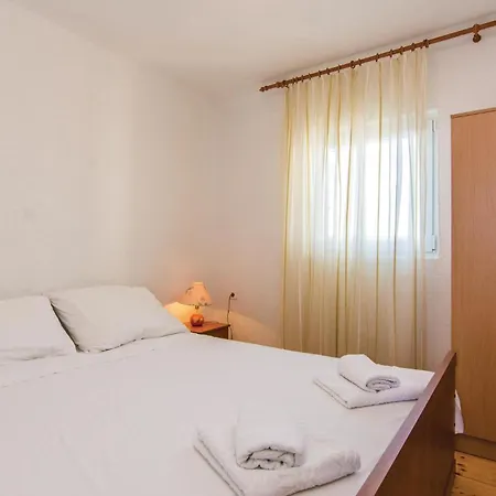 Six-Bedroom Holiday Home In Donje Rastane Дом отдыха