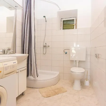 Дом отдыха Six-Bedroom Holiday Home In Donje Rastane