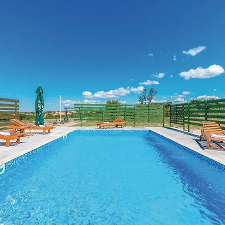 Дом отдыха Six-Bedroom Holiday Home In Donje Rastane *