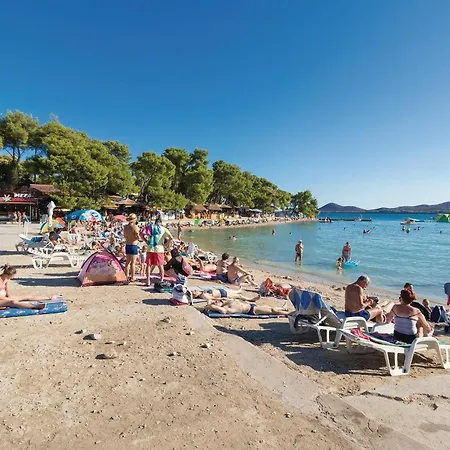 Six-Bedroom Holiday Home In Donje Rastane