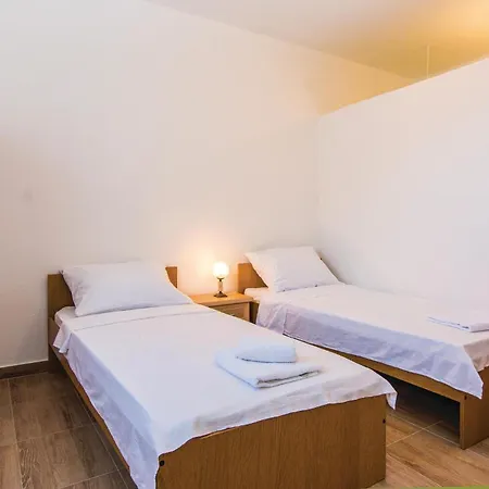 Дом отдыха Six-Bedroom Holiday Home In Donje Rastane