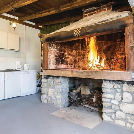 Six-Bedroom Holiday Home In Donje Rastane * Donje Rastane