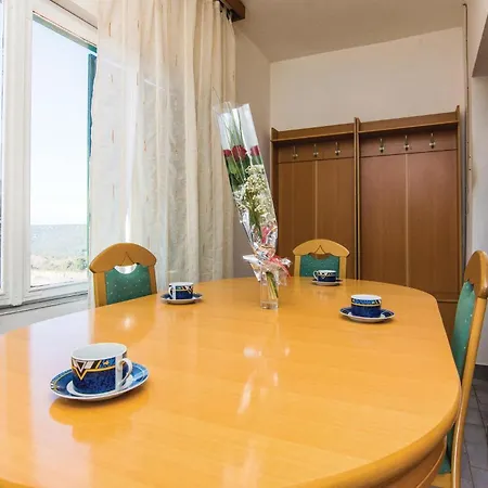 Six-Bedroom Holiday Home In Donje Rastane Дом отдыха Donje Rastane