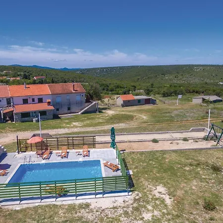 Six-Bedroom Holiday Home In Donje Rastane *