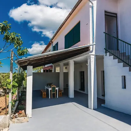Six-Bedroom Holiday Home In Donje Rastane Sveti Petar (Zadar)
