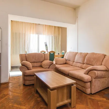 Six-Bedroom Holiday Home In Donje Rastane Дом отдыха *