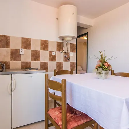Дом отдыха Six-Bedroom Holiday Home In Donje Rastane Donje Rastane