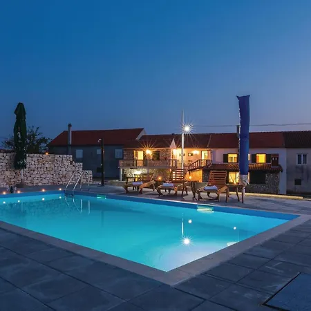 Six-Bedroom Holiday Home In Donje Rastane