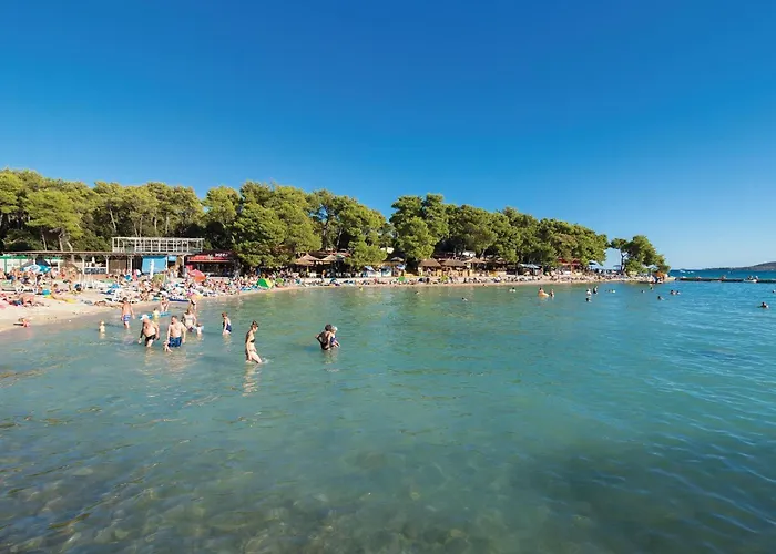 Six-Bedroom Holiday Home In Donje Rastane *