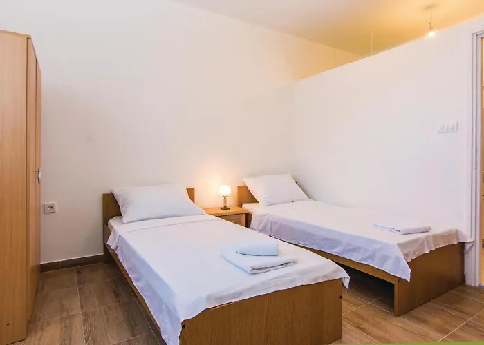 Дом отдыха Six-Bedroom Holiday Home In Donje Rastane