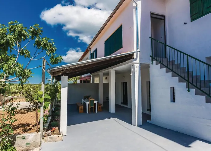 Six-Bedroom Holiday Home In Donje Rastane Donje Rastane